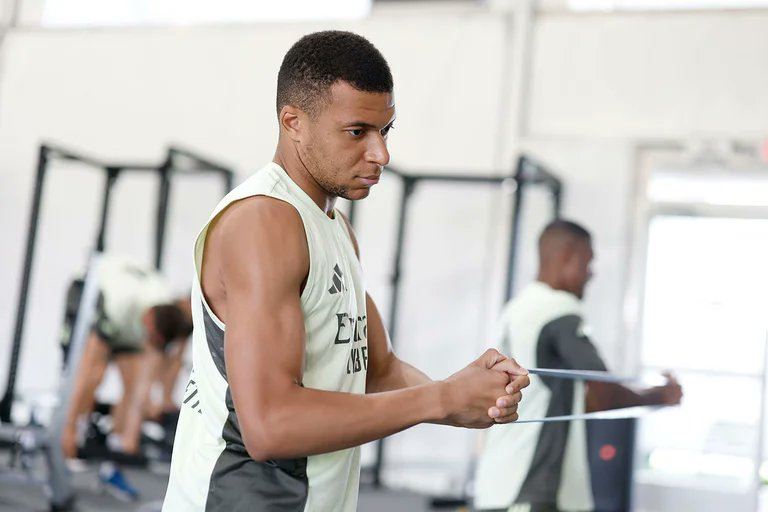 کیلیان ئێمباپێ 5 کیلۆگرامی دابەزاندوە!