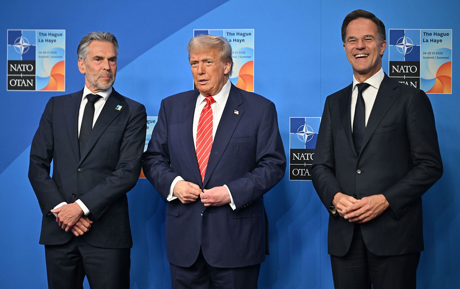 NATO Zirvesine katılan Donald Trup, NATO Genel Sekreteri Mark Rutte (sağda) ve Hollanda Başbakanı Dick Schoof (solda) tarafından karşılandı / Foto: AA