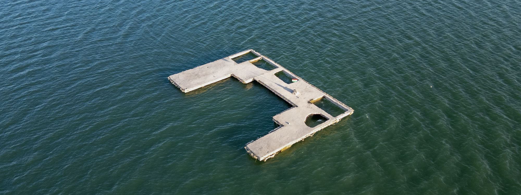 دەرکەوتنی قوتابخانەیەک لە بەنداوی موسڵ بەهۆی دابەزینی ئاستی ئاوەوە.