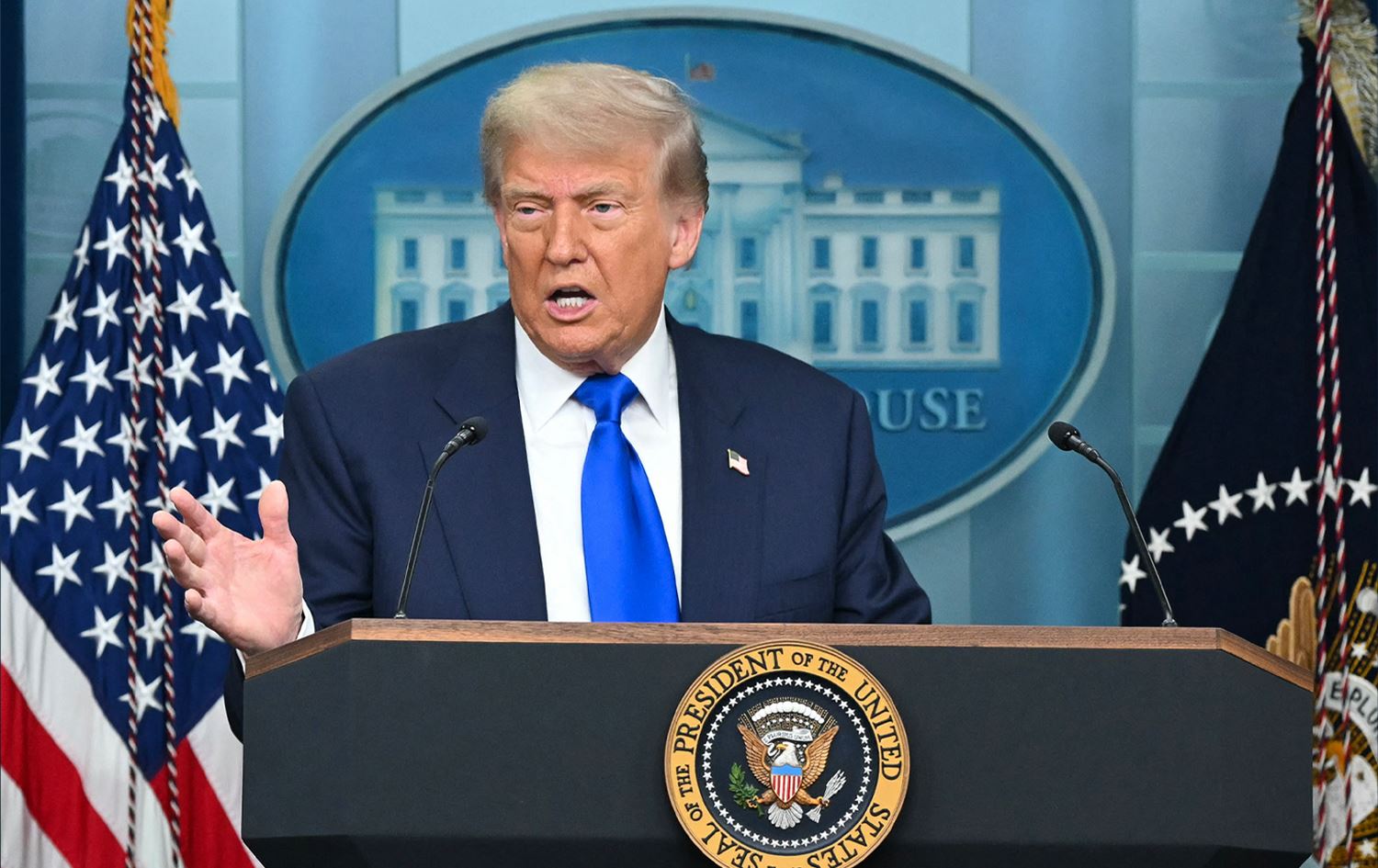 دۆناڵد ترەمپ هێرشکردنەوە سەر بنکە ئەتۆمییەکانی ئێران بەدوور نازانێ