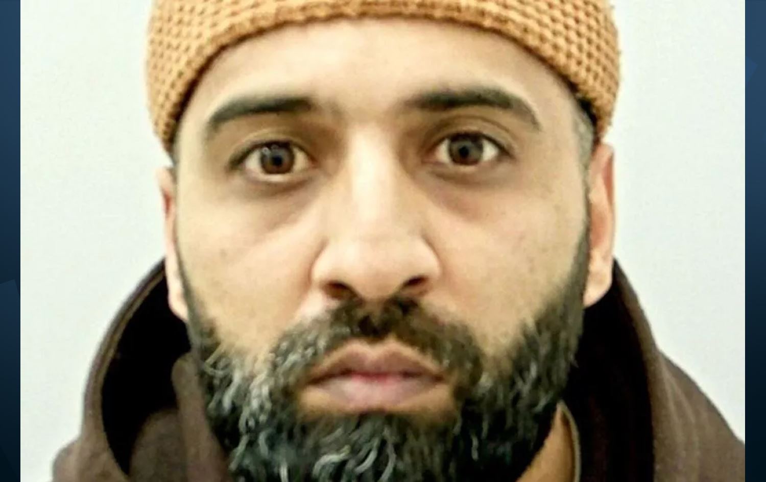  (عیمران ئێم) کارمەندە باڵاکەیە و تەمەنی 39 ساڵە.