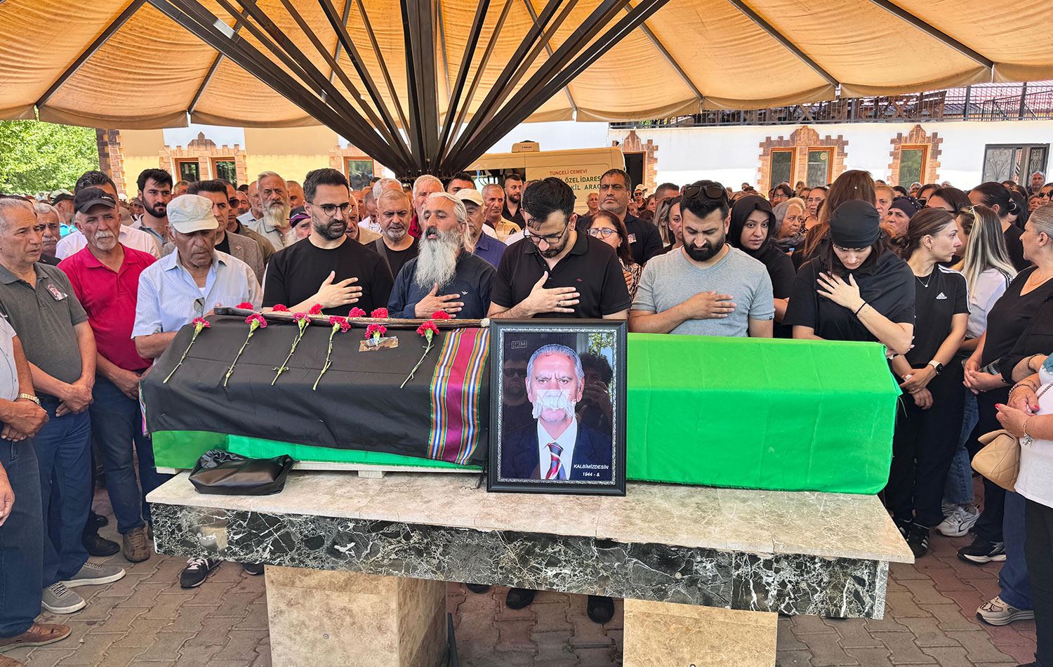 ‘Uzun Mehmet’ lakaplı Mehmet Yıldız son yolculuğuna uğurlandı. / Foto: Ali Haydar Gözlü