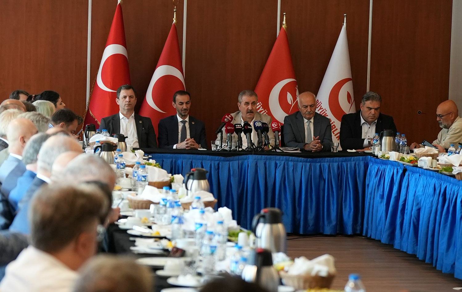 Mustafa Destici, Erzurum'da düzenlediği basın toplantısında gündem başlıklarını değerlendirdi. / ANKA