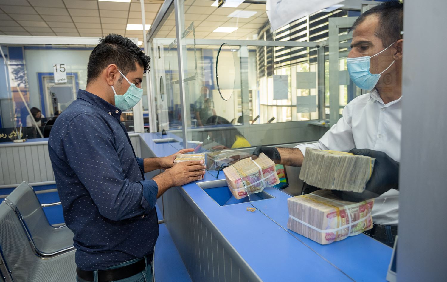 ئەو مەترسییە تەندروستییانەی لەسەر کارمەندانی نێو بانکدا هەن