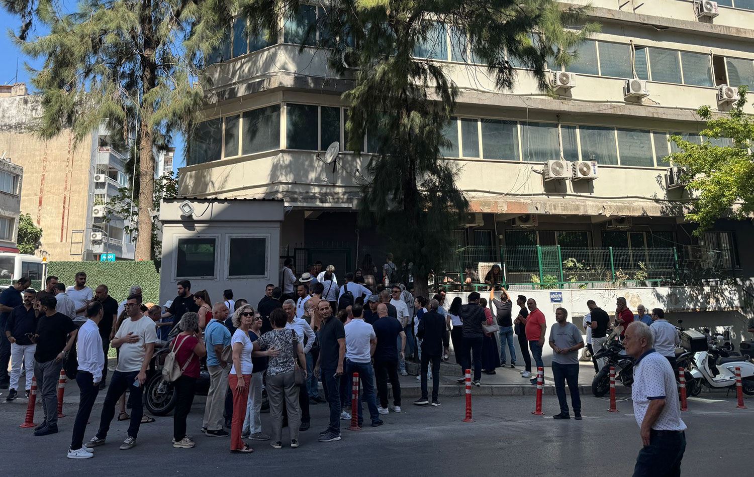 İzmir Büyükşehir Belediyesine yönelik yolsuzluk soruşturması kapsamında gözaltına alınanların yakınları İl Emniyet Müdürlüğü önüne gitti. / AA 