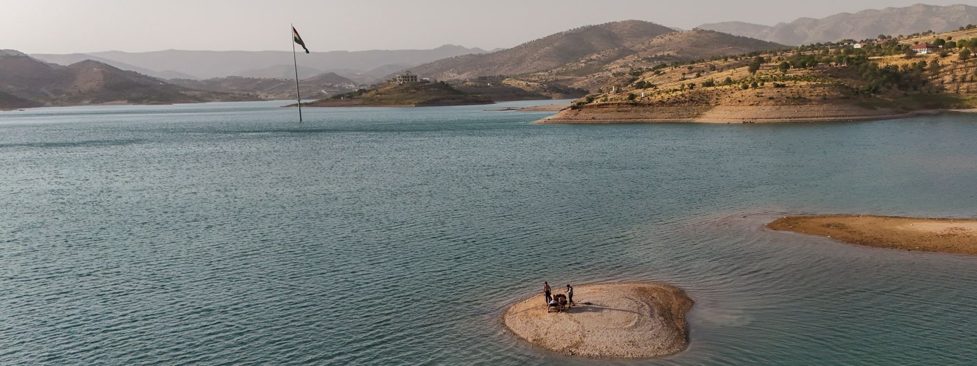 Duhok barajında kuraklık alarmı: Sular çekildi, baraj gölü yatağı ortaya çıktı