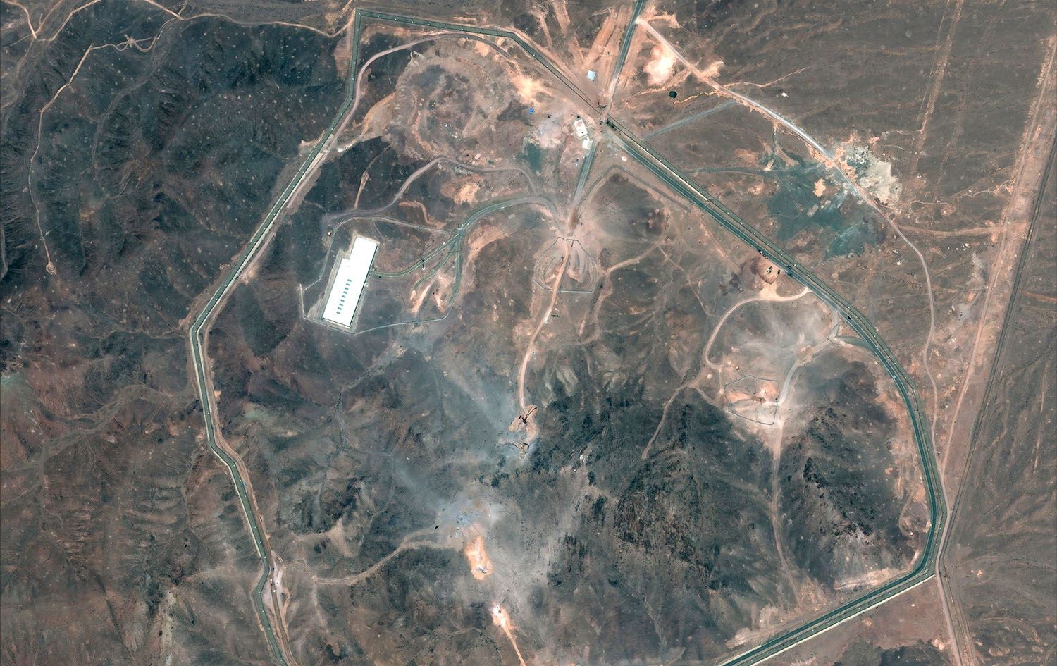 وێنەی نوێی سەتەلایتیی بنکەی ئەتۆمیی فۆردۆ لە 1-7-2025. دوای نزیکەی 10 رۆژ لە بۆردوومانکردنی لەلایەن ئەمریکاوە