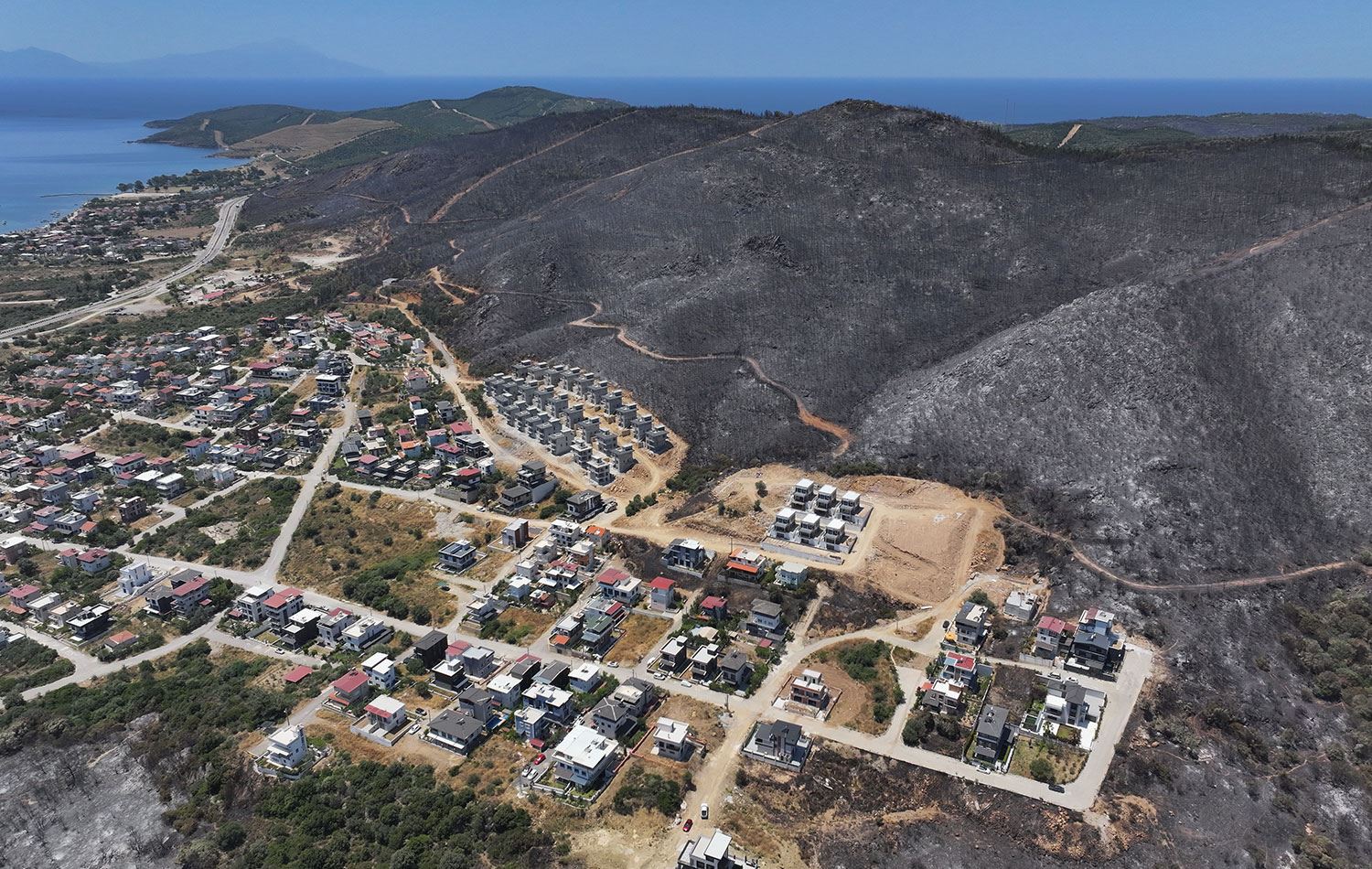 İzmir'in Seferihisar ilçesinde yangından etkilenen bölgeler drone ile fotoğraflandı. / AA