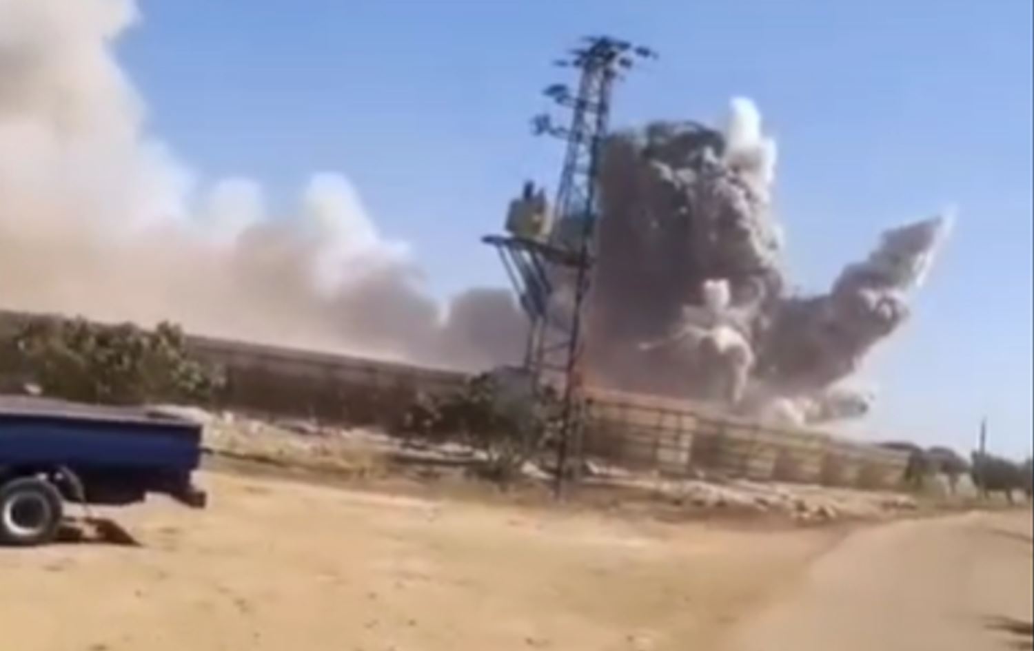 لە ئیدلیب کۆگەیەکی چەک و تەقەمەنیی چەکدارە بیانییەکان تەقییەوە