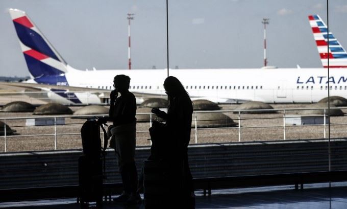 Rêwiyên ku li Balafirgeha Charles de Gaulleyê rawestiyane / Wêne: EPA