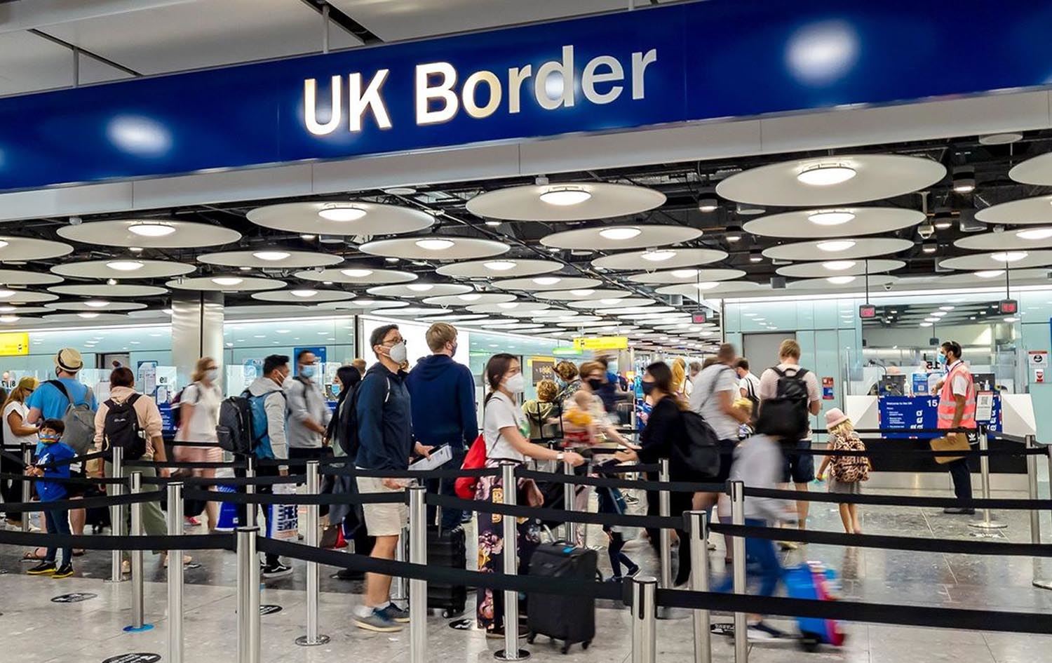 گەشتیارانی هەڵگری پاسپۆرتی بەریتانی دەگەڕێنەوە بۆ دەروازە ئەلیکترۆنییەکان