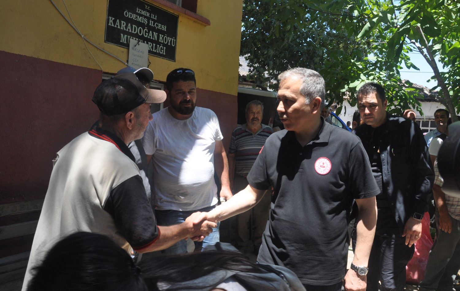 Bakan Yerlikaya yangın bölgesinde vatandaşlarla buluştu. / AA