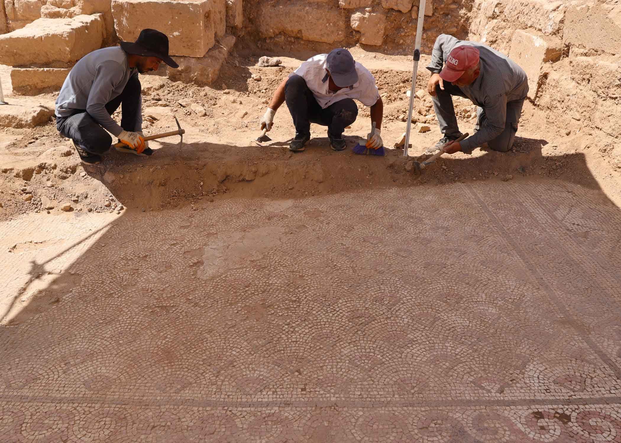 کارکردن لەسەر شوێنەوارەکە. وێنە: AA