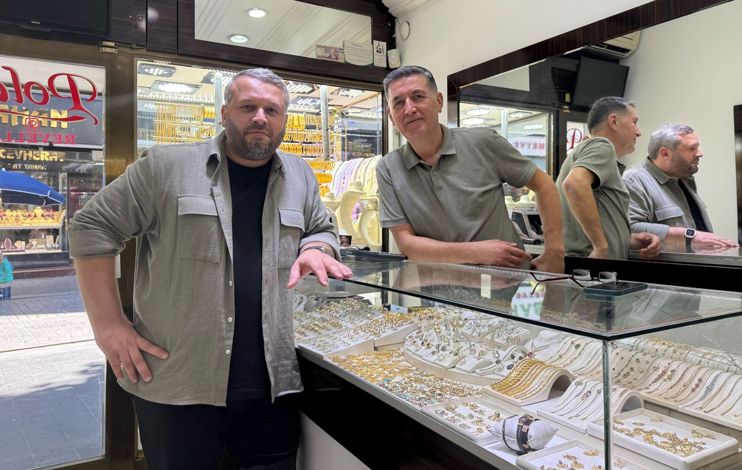AK Parti Üsküdar İlçe Başkanı Erdem Demir (solda) esnaf ziyaretinde. / Foto: Sosyal medya