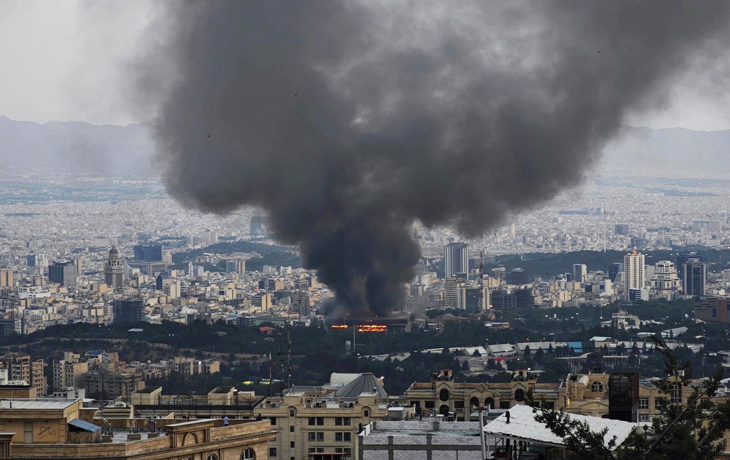Êrişa Îsraîlê ya li Navenda Seda û Sîma ya Îranê\ Wêne: Arşîv