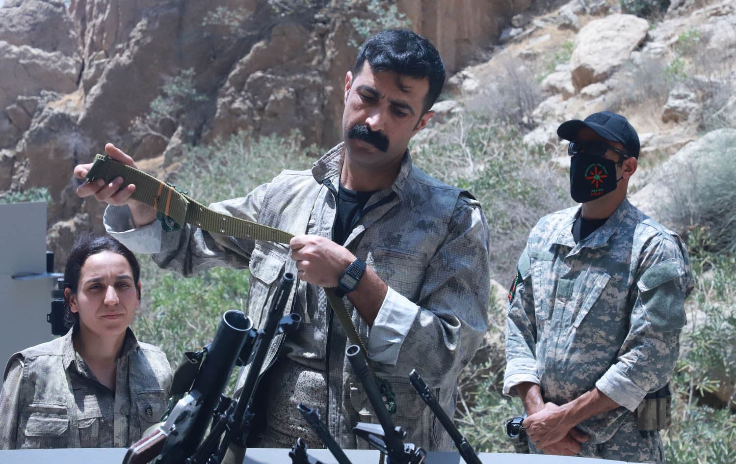 گەریلایەکی پەکەکە لەکاتی لەناوبردنی چەکەکەی لە رێوڕەسمی چەکدانان لە ئەشکەوتی جاسەنە