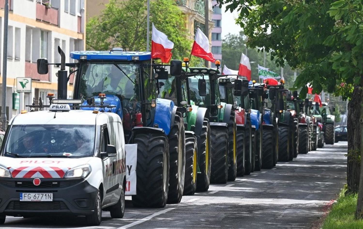 لە خۆپێشاندانەوە بۆ رووبەڕووبوونەوەی کۆچبەران؛ جووتیارانی پۆڵەند هەنگاوێکی مەترسیدار دەنێن