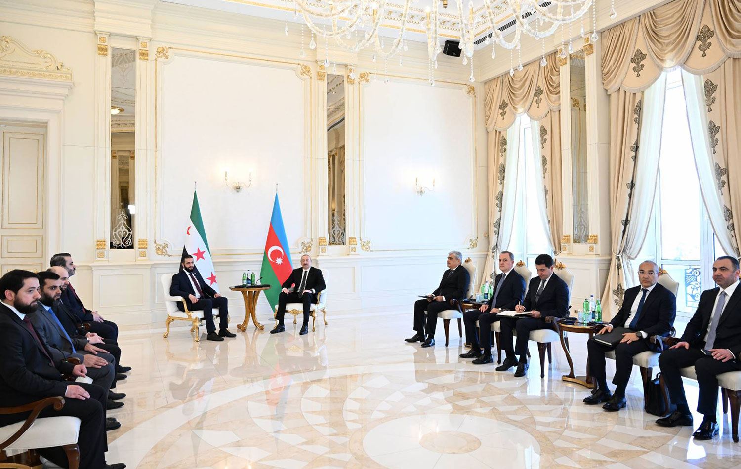 Suriye Cumhurbaşkanı Ahmed Şara (sol başta) ve beraberindeki heyet, Bakü’deki Zogulba Sarayı’nda Azerbaycan Cumhurbaşkanı İlham Aliyev ile bir araya geldi. / AA