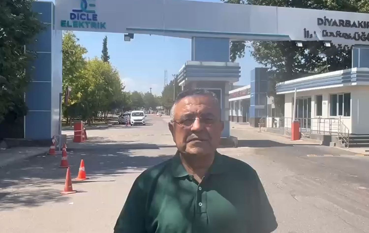 Sezgin Tanrıkulu, DEDAŞ Diyarbakır İl Müdürlüğü önünde açıklama yaptı. / Foto: ANKA