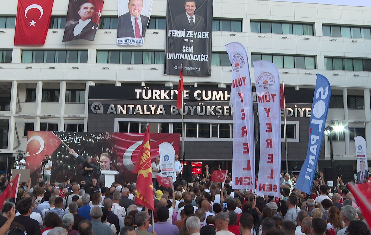 CHP Antalya İl Başkanlığı, Muhittin Böcek'in utuklanmasına tepki amacıyla Antalya Büyükşehir Belediyesi önünde miting düzenlemişti. / AA