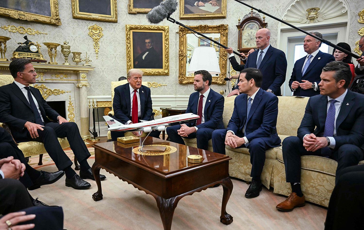 ABD Başkanı Donald Trump ve NATO Genel Sekreteri Mark Rutte (solda) Beyaz Saray'da bir araya geldi. / Foto: AFP