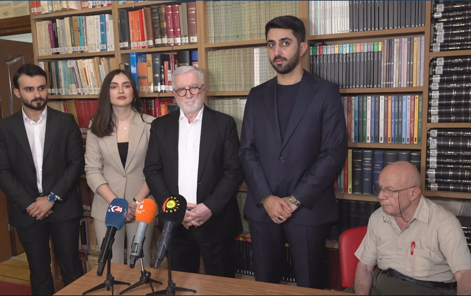  Nûnerên Navenda Çand û Hunerê ya Kurdistanê û Îsmaîl Beşîkcî / Wêne û vîdeo: Rûdaw