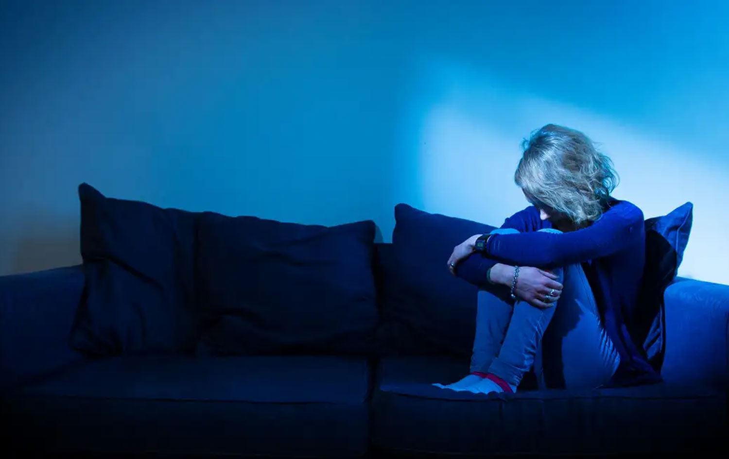 Jineke ku bi tenê rûniştiye / Wêne: AP