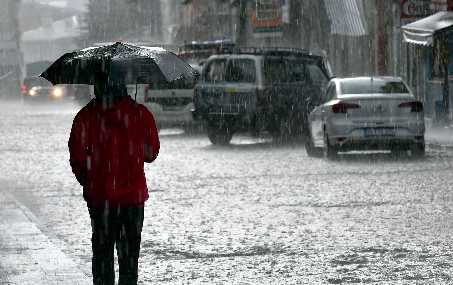 Kars'ın Sarıkamış ilçesinde dolu ve sağanak / Foto: AA