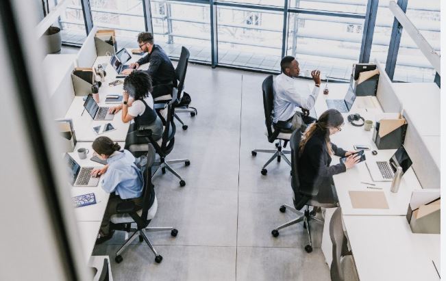 راپۆرتێک: لە بەریتانیا 30٪ی کارمەند و کرێکاران لە شوێنکار رووبەڕووی مامەڵەی نادادپەروەرانە دەبنەوە