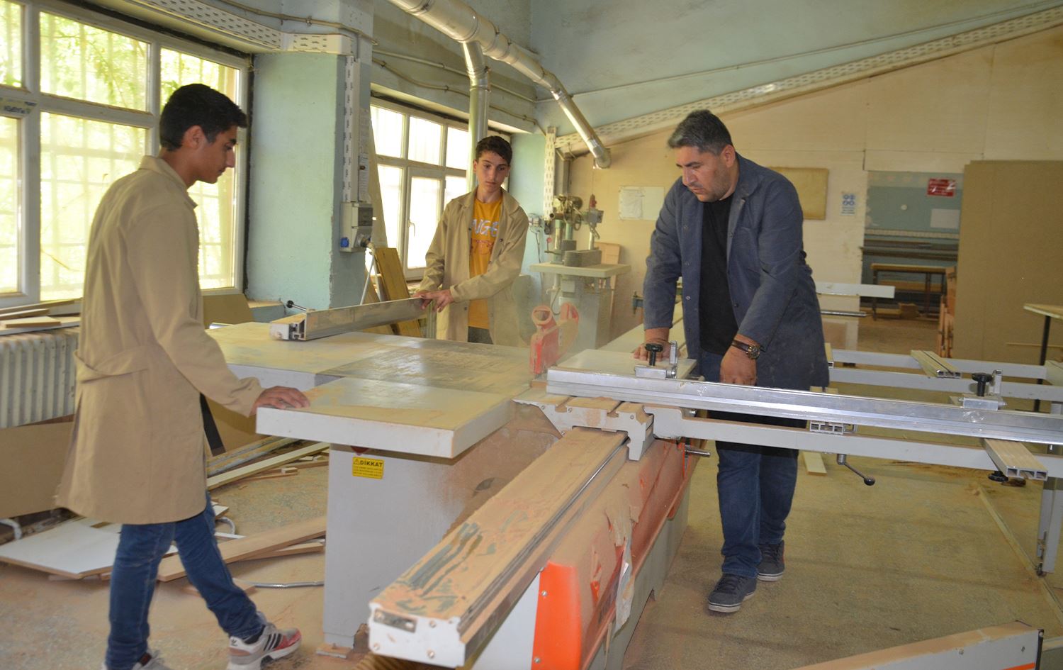 Mamoste û xwendekarên xwe /Wêne: AA