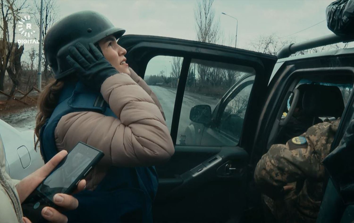 دڵنیا رەحمان لە کاتی گفتوگۆی لەگەڵ سەربازێکی ئۆکراینی