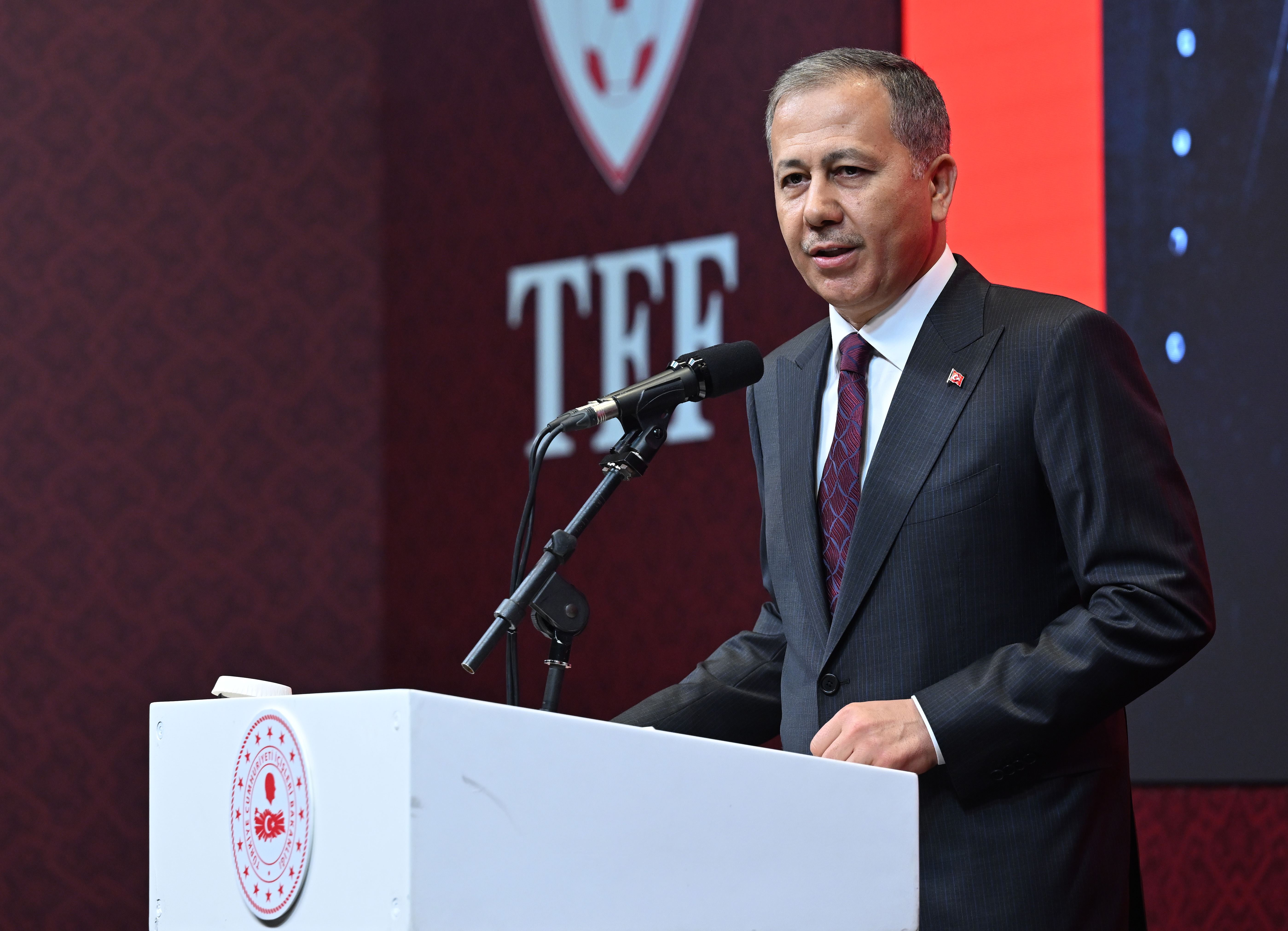 Foto: İçişleri Bakanı Ali Yerlikaya, İçişleri Bakanlığı öncülüğünde Türkiye Futbol Federasyonunun (TFF) Riva Hasan Doğan Milli Takımlar Kamp ve Eğitim Tesisleri'nde düzenlenen Spor Güvenliği Değerlendirme Toplantısı’nda konuşma yaptı/AA