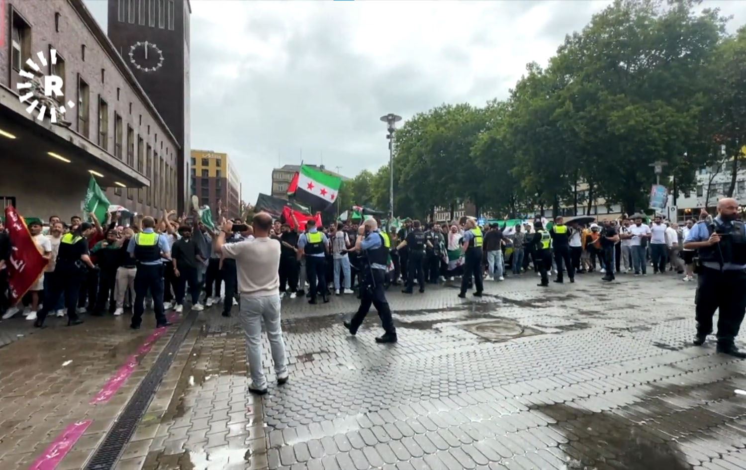 ئەڵمانیا؛ بەهۆی پێکدادانی خۆپێشاندەرانی کورد و پێکهاتەکان لەگەڵ عەرەبی سووریا 5 پۆلیسی بریندار بوون