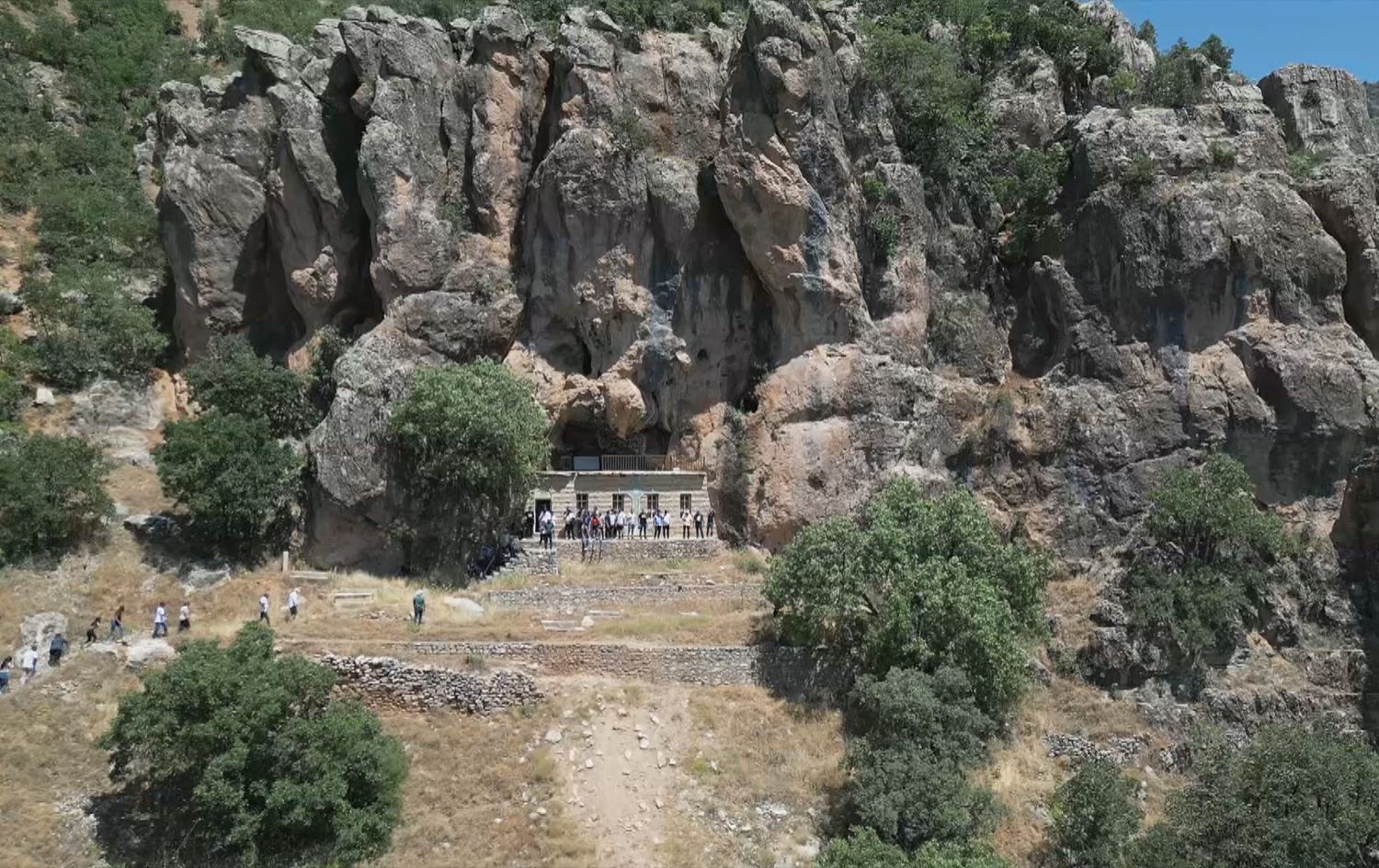 رحلة إلى دير مار قيوم.. 200 شخص يقطعون 1.500 متر في طريق جبلي