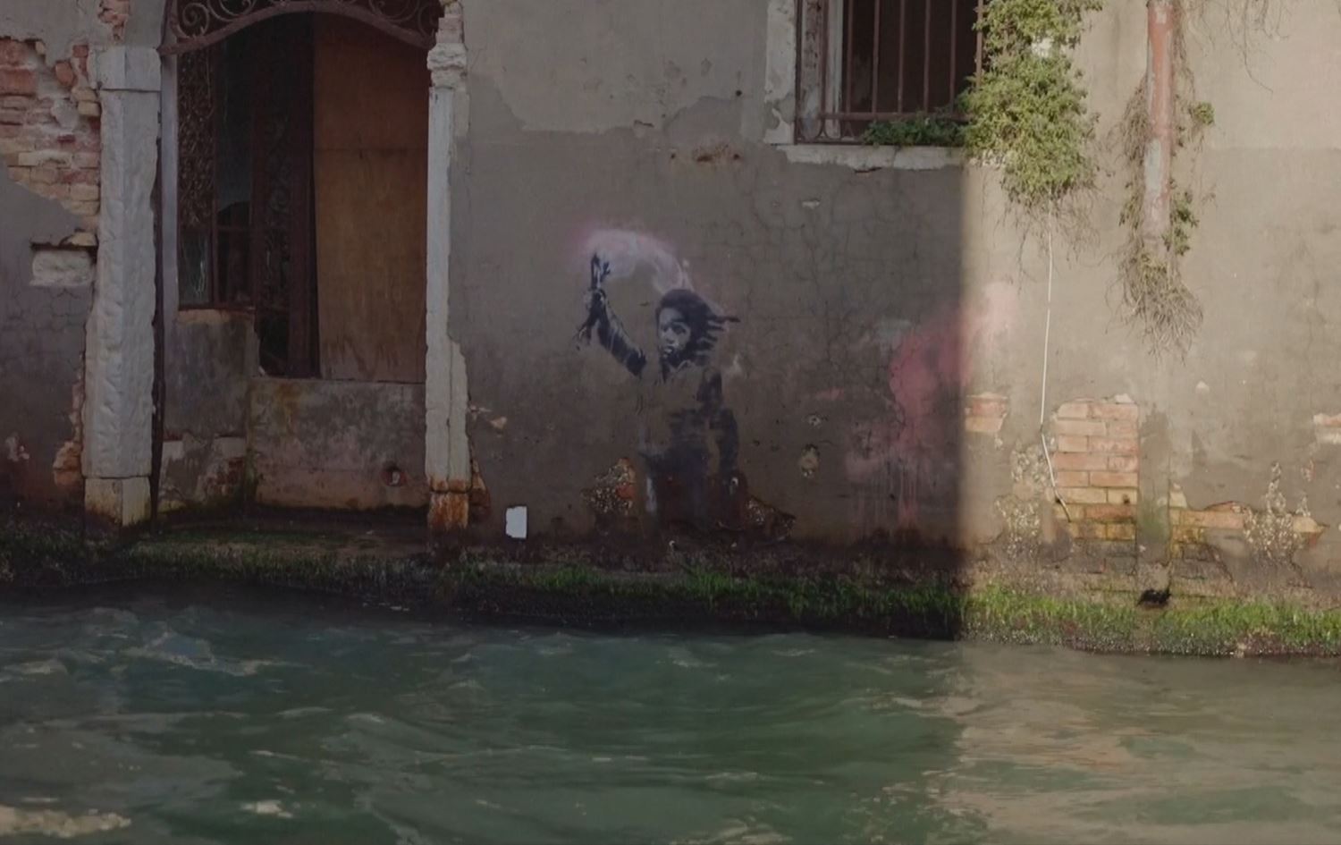 تابلۆیەکی بەناوبانگی بانکسی لە دیواری باڵەخانەیەک گواسترایەوە