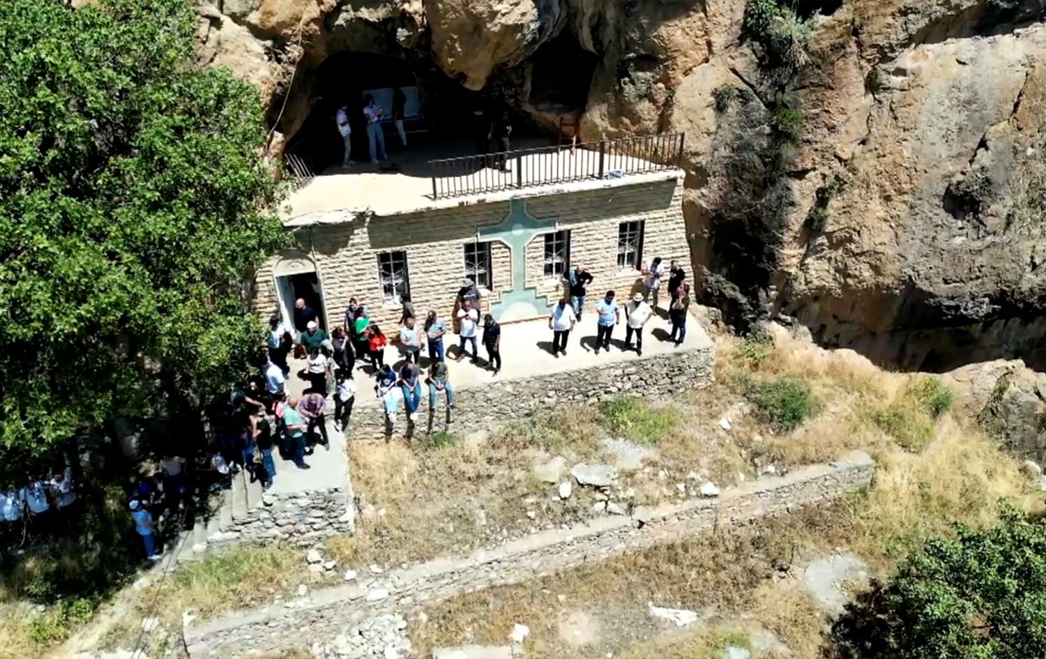 Assyrian Christians trek to ancient church in Duhok