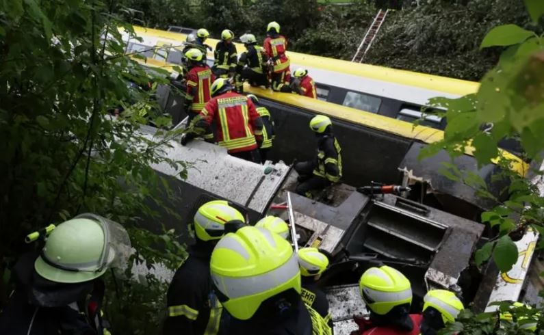 ئەڵمانیا.. شەمەندەفەرێک لە رێڕەوی خۆی دەرچوو و چەندین سەرنشین بریندار بوون