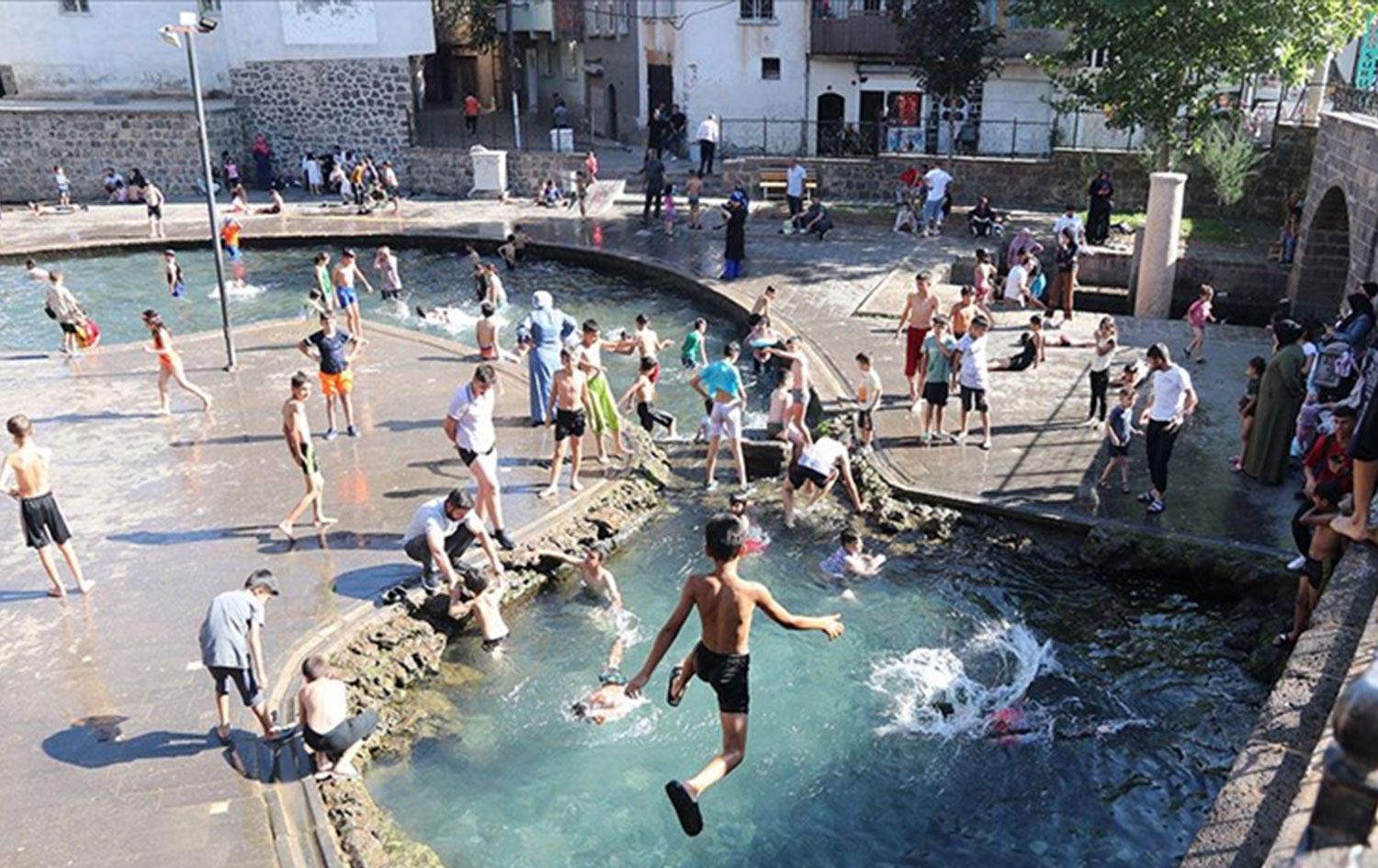 Diyarbakır'da sıcak havada serinleyen çocuklar Foto: AA