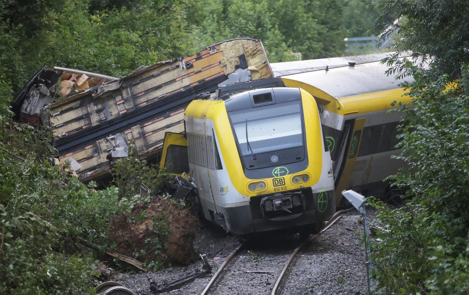 لە رووداوی لادانی شەمەندەفەرێک لە رێڕەوی خۆی لە ئەڵمانیا سێ کەس گیانیان لەدەستدا