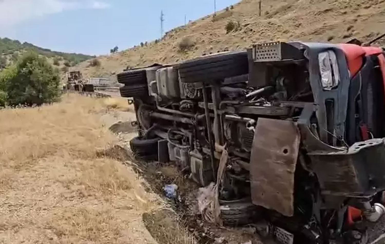 Diyarbakır'da yangına giden itfaiye aracı devrildi. / Foto: DHA