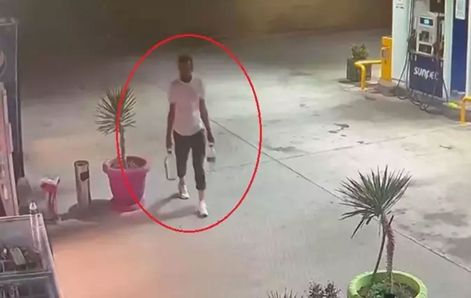 Bursa’da orman yangını çıkardığı belirtilen şüpheli benzin alırken kameraya yansımış. / Foto: DHA