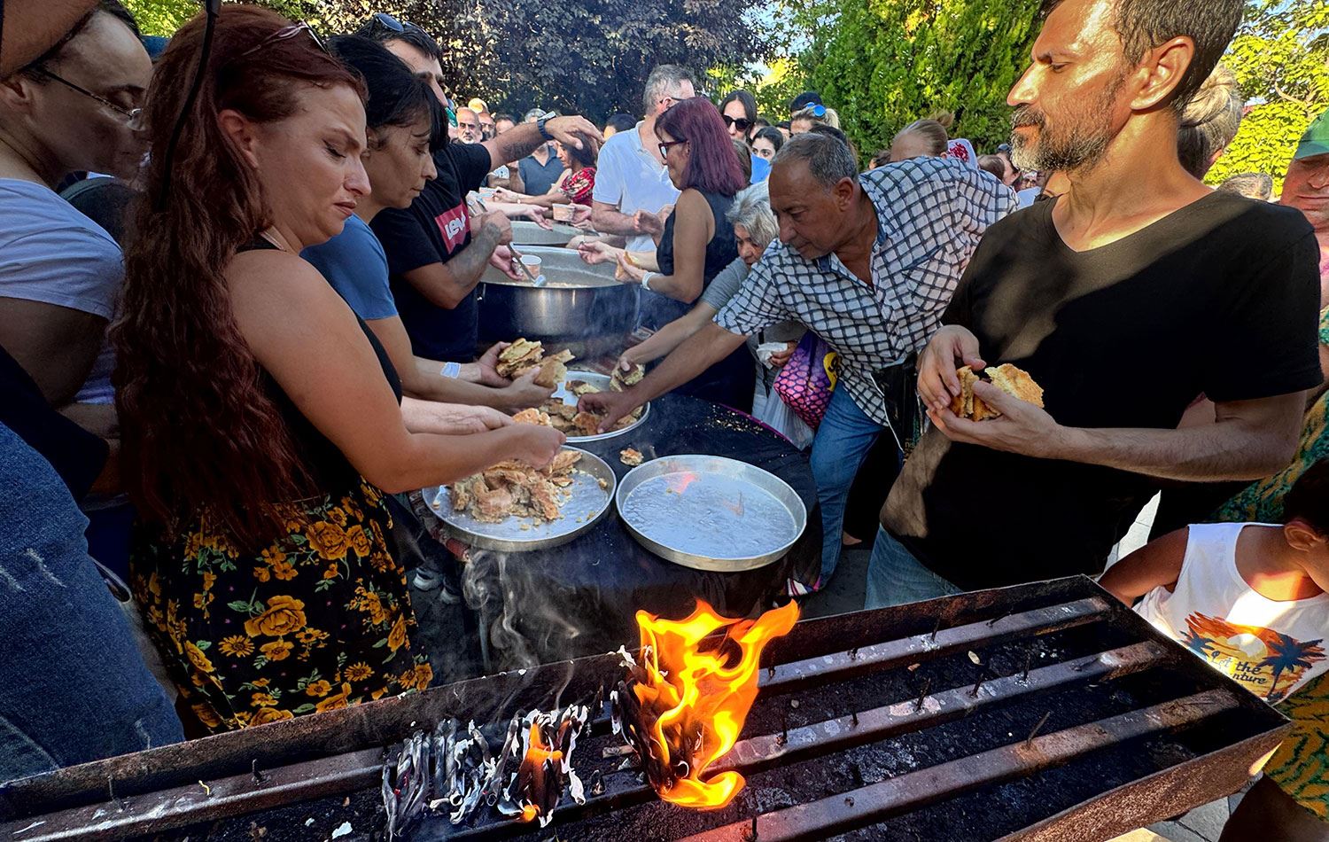 İmece usulü topladıkları parayla aşure yapıp dağıttılar. / Foto: Ali Haydar Gözlü