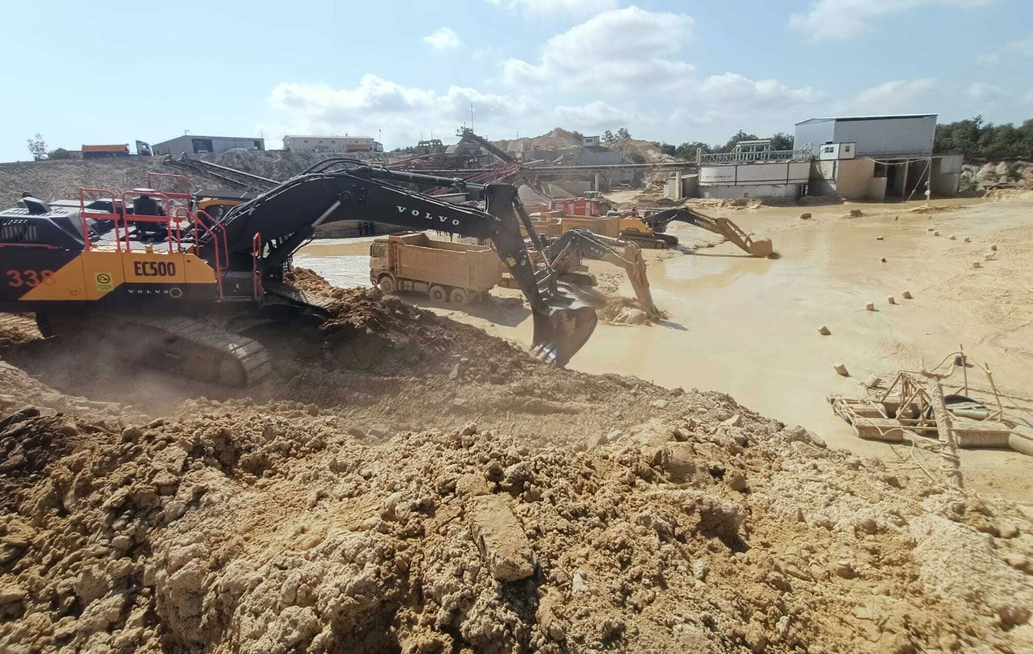 İş makinesi atık su birikintisine düştü. / Foto: ANKA