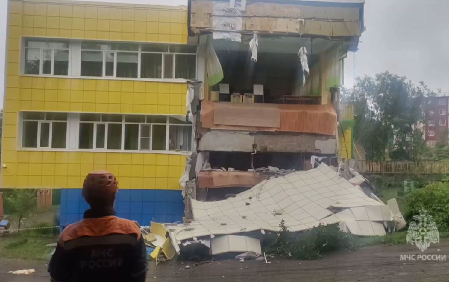 Rusya'nın doğusunda Kamçatka Yarımadası'nda 8,8 büyüklüğünde deprem meydana geldi. Kamçatka'da ağır hasar alan bir binada itfaiye ve kurtarma ekipleri incelemelerde bulundu. / AA