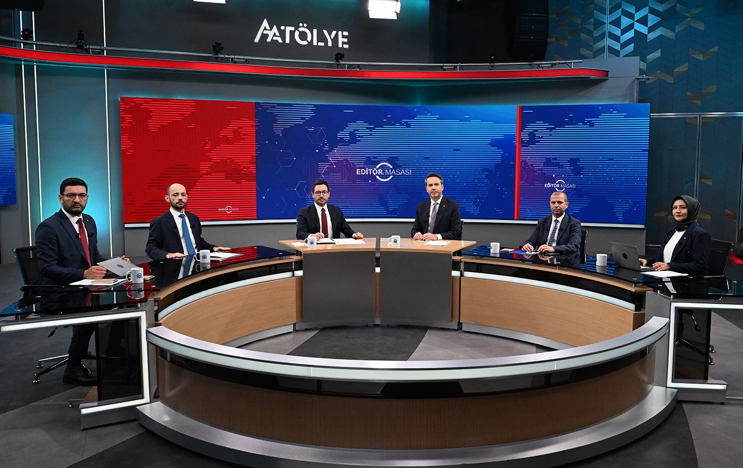 Alparslan Bayraktar û nûçegihanên AAyê / Wêne: AA