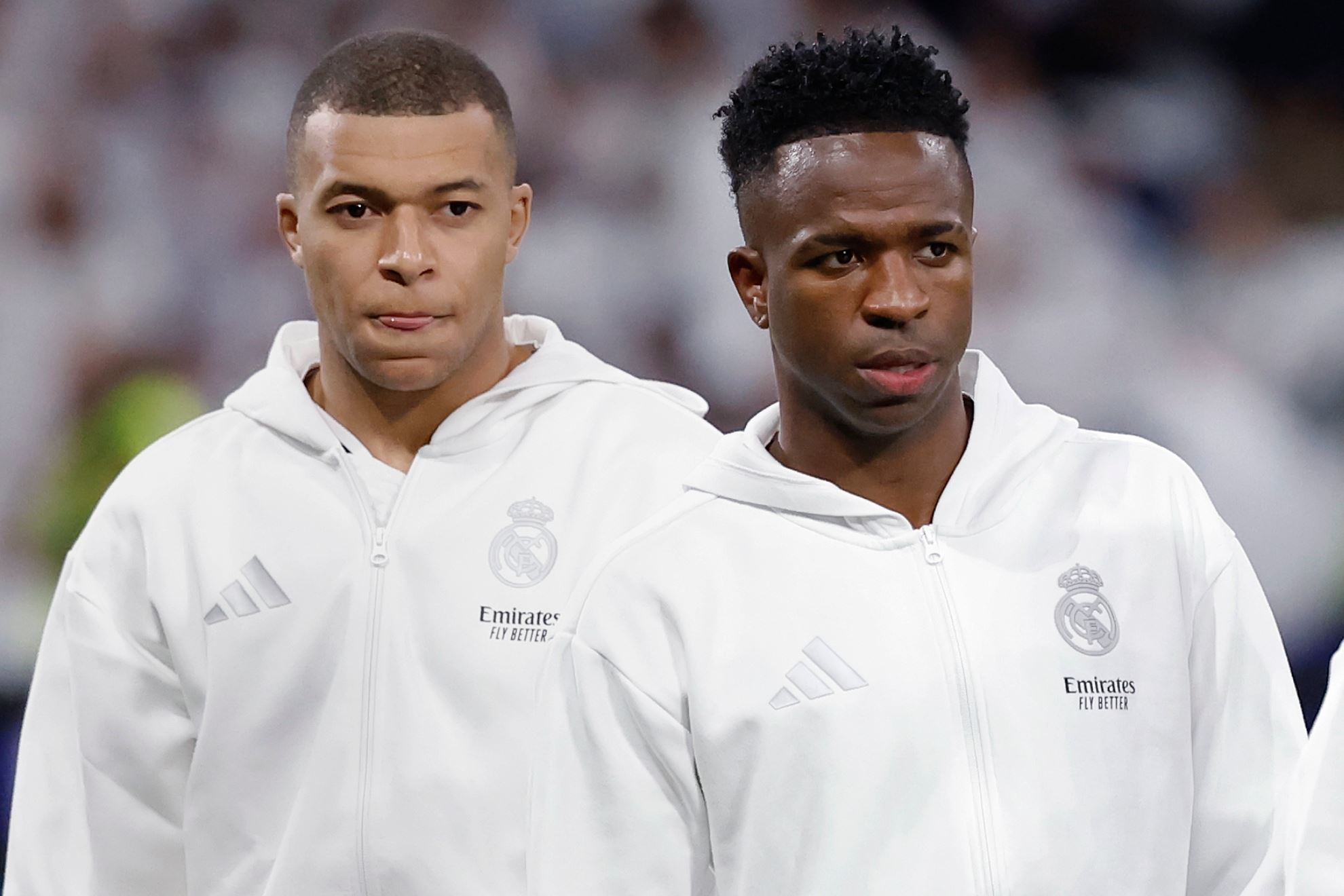 Real Madrid kulislerinden sızan bilgilere göre, Fransız süperstar Kylian Mbappe ile Brezilyalı yıldız Vinicius Jr. arasındaki gerilim kulüp içinde ciddi bir krize dönüşmüş durumda
