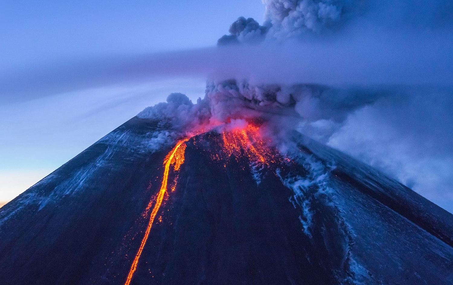Bilim insanları, volkanın batı yamacında lav akışları ve patlamalar gözlemlendiğini bildirdi