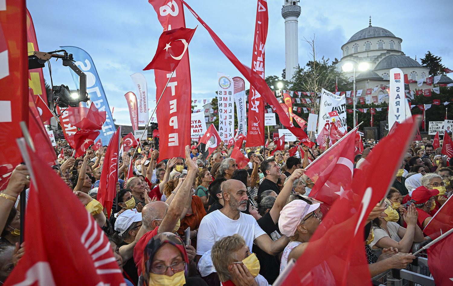CHP^nin İstanbul Şile'de dün akşam düzenlediği mitingden bir kare. / Foto: AA