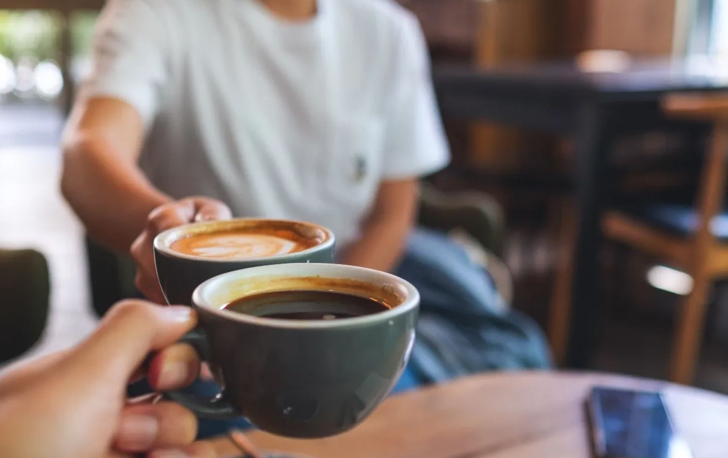 Harvard Üniversitesi’nde yapılan araştırma, uykudan hemen sonra kahve içmenin, vücutta kortizol hormonunu tehlikeli düzeyde artırabileceğini ve uzun vadede bağışıklık sistemini olumsuz etkileyebileceğini ortaya koydu.