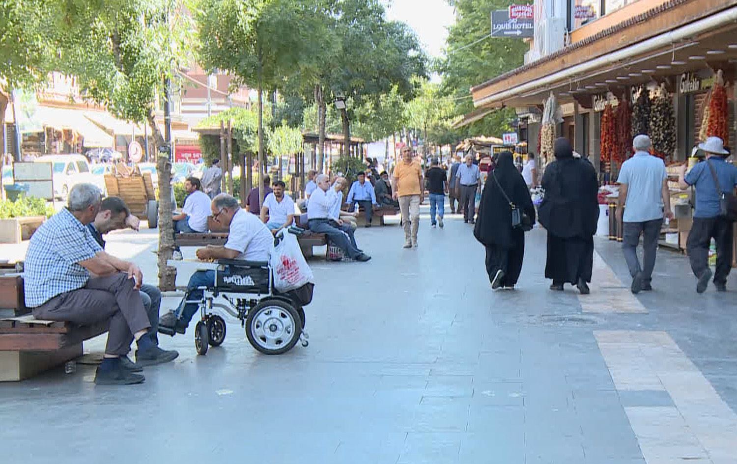 Xelkê Amedê: Bila dahata petrolê li vir bimîne